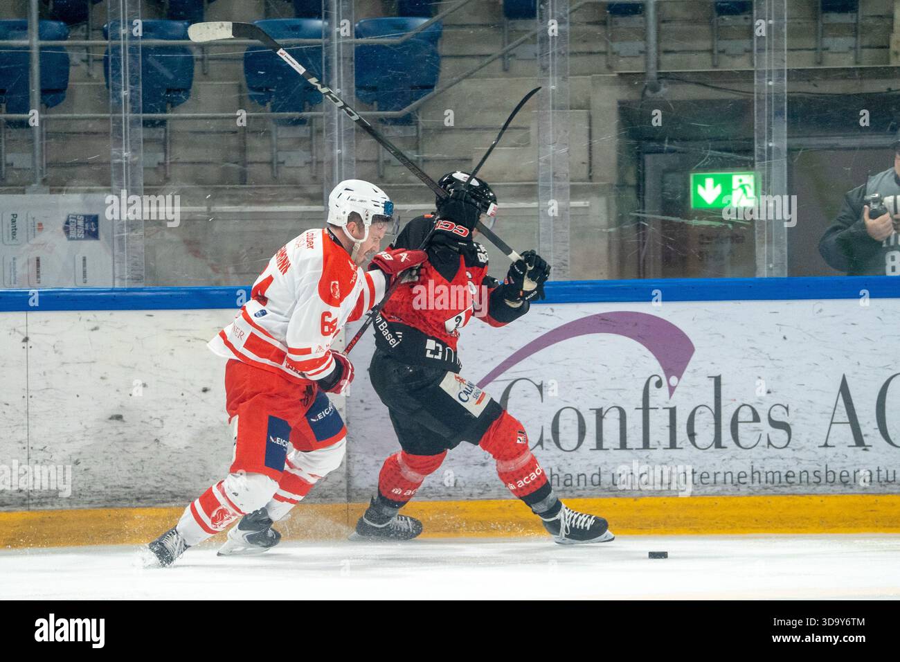 07/12/2025, Basel, St.Jakob Arena, SL: EHC Basel - EHC Visp, Eigenmann ...