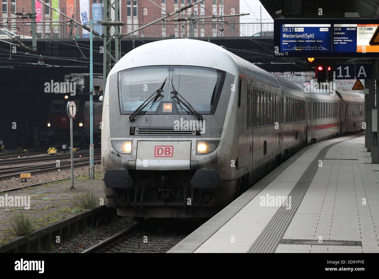 Der Intercity IC 2214 Der Deutschen Bahn Nach Westerland Sylt F hrt Auf der-intercity-ic-2214-der-deutschen-bahn-nach-westerland-sylt-f-hrt-auf