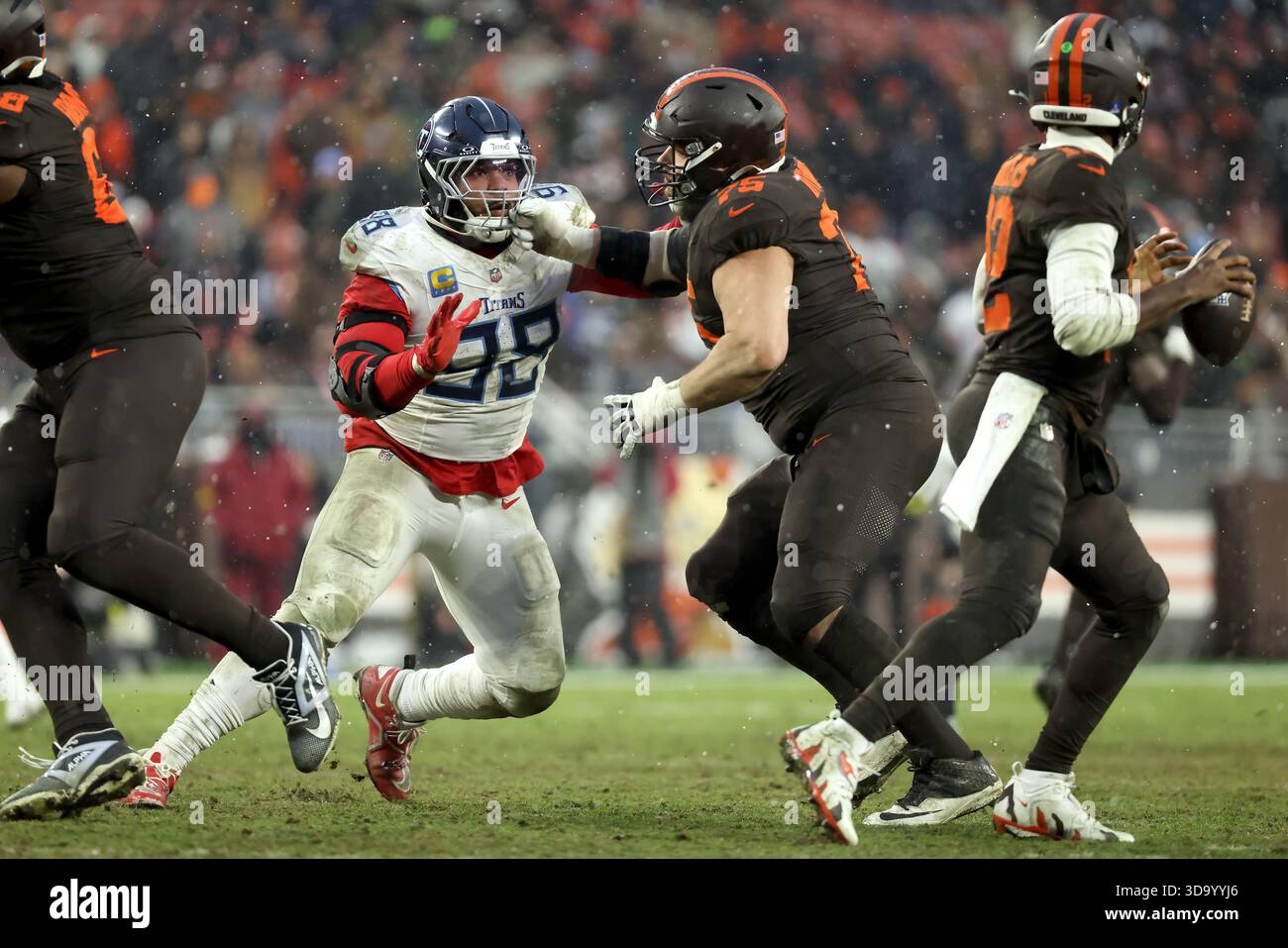 Cleveland Browns guard Joel Bitonio (75) blocks Tennessee Titans ...