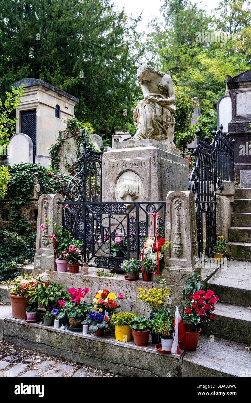 Grave of Polish composer and pianist Frederic Chopin (Fryderyk Chopin), in the monumental Cemetery of Pere Lachaise, largest cemetery in Paris, France Stock Photo