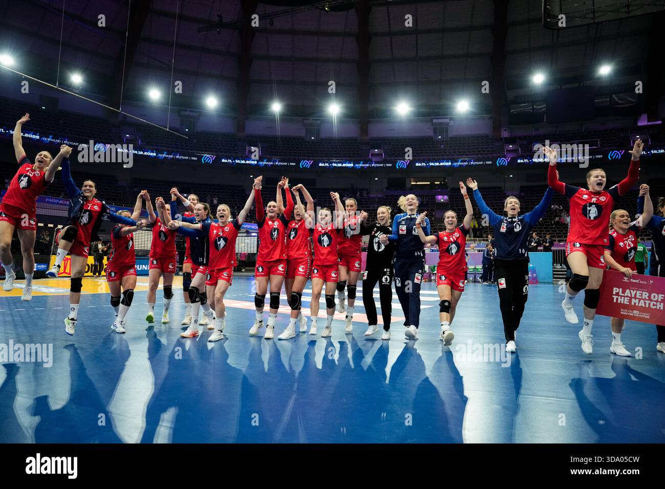 Dortmund, Germany 20251207. The handball girls cheer after the ...