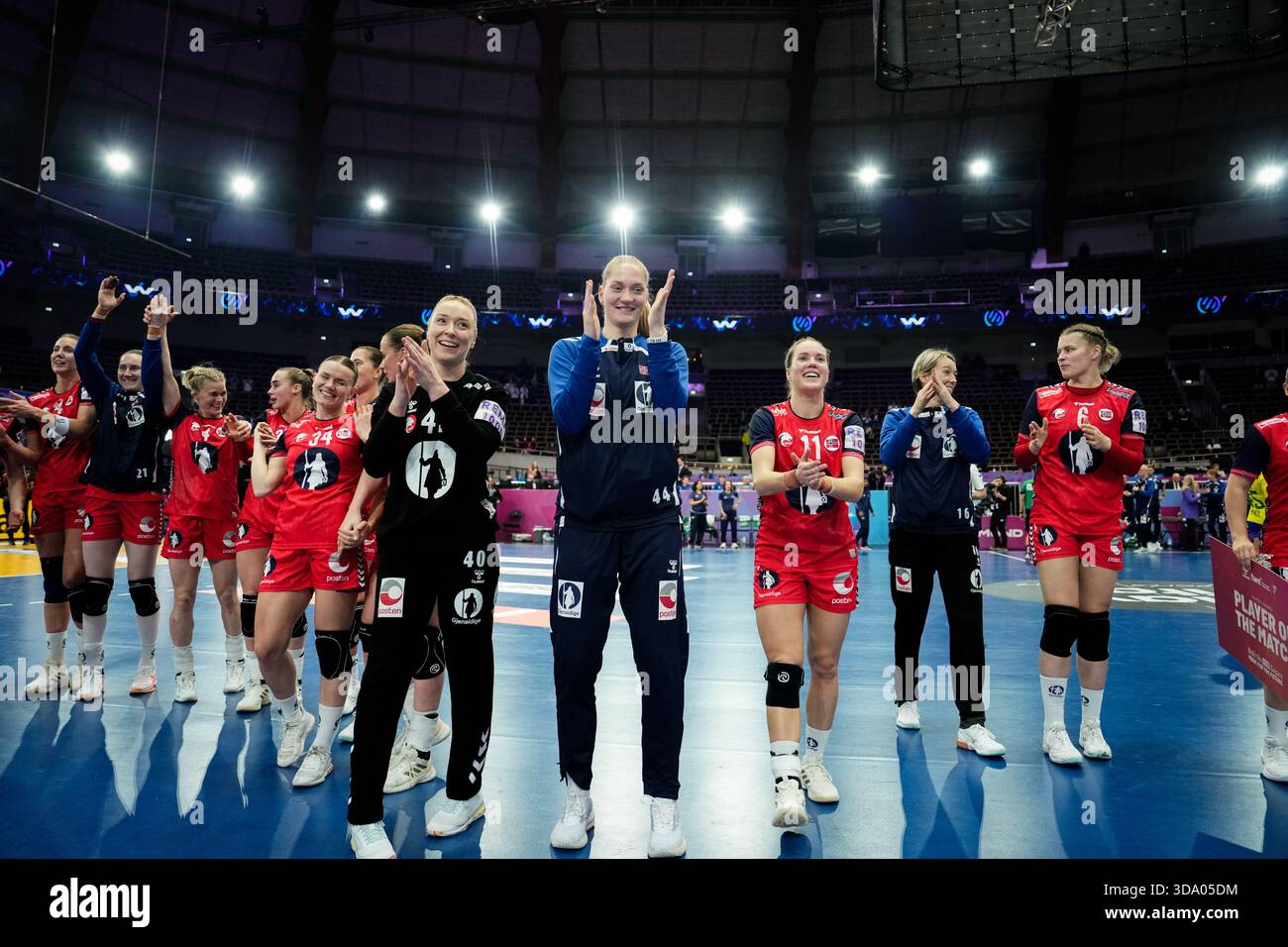 Dortmund, Germany 20251207. The handball girls cheer after the ...