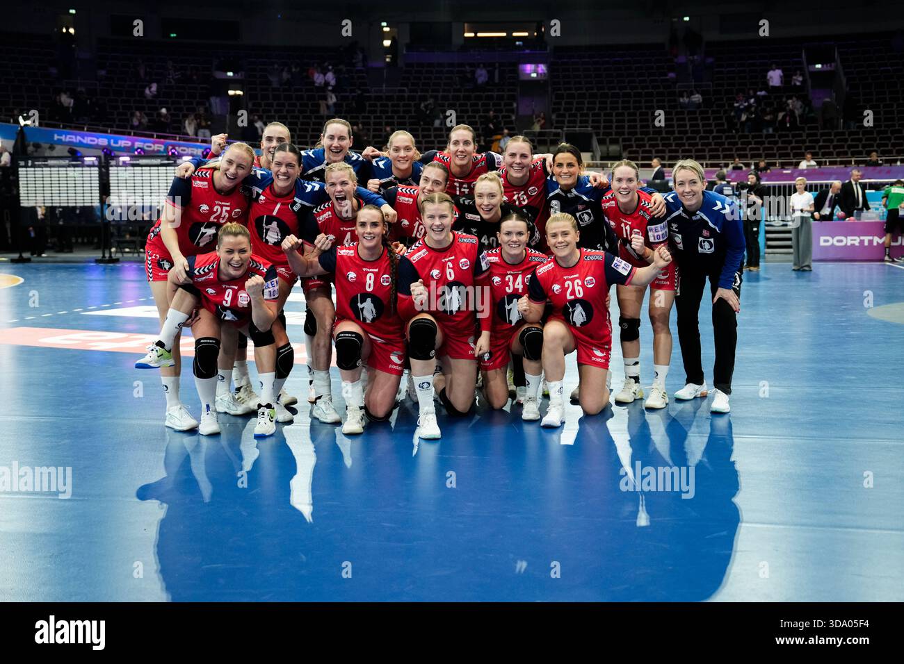 Dortmund, Germany 20251207. The handball girls cheer after the ...
