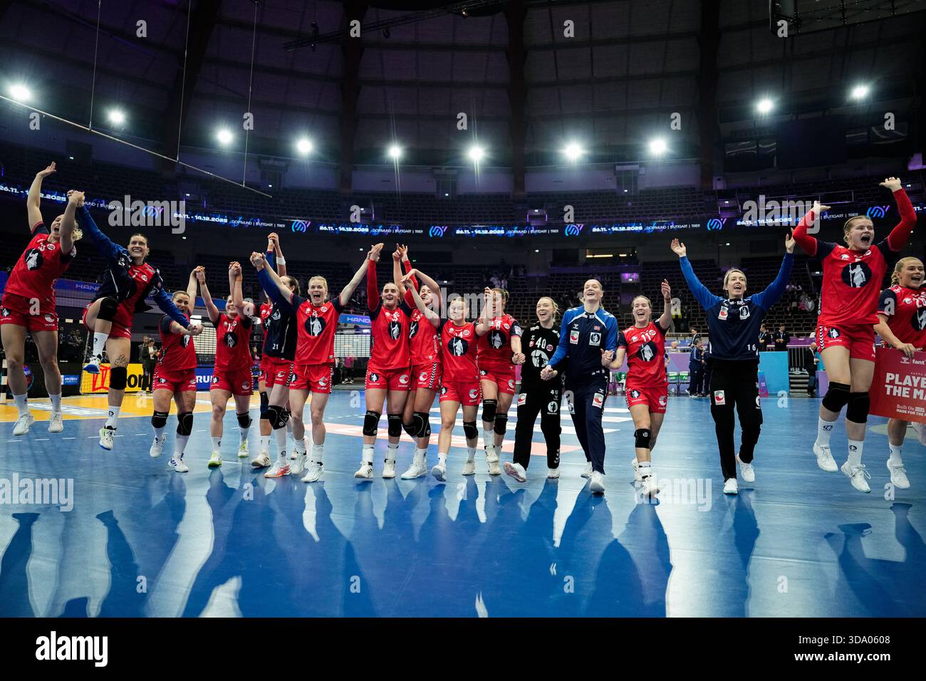 Dortmund, Germany 20251207. The handball girls cheer after the ...
