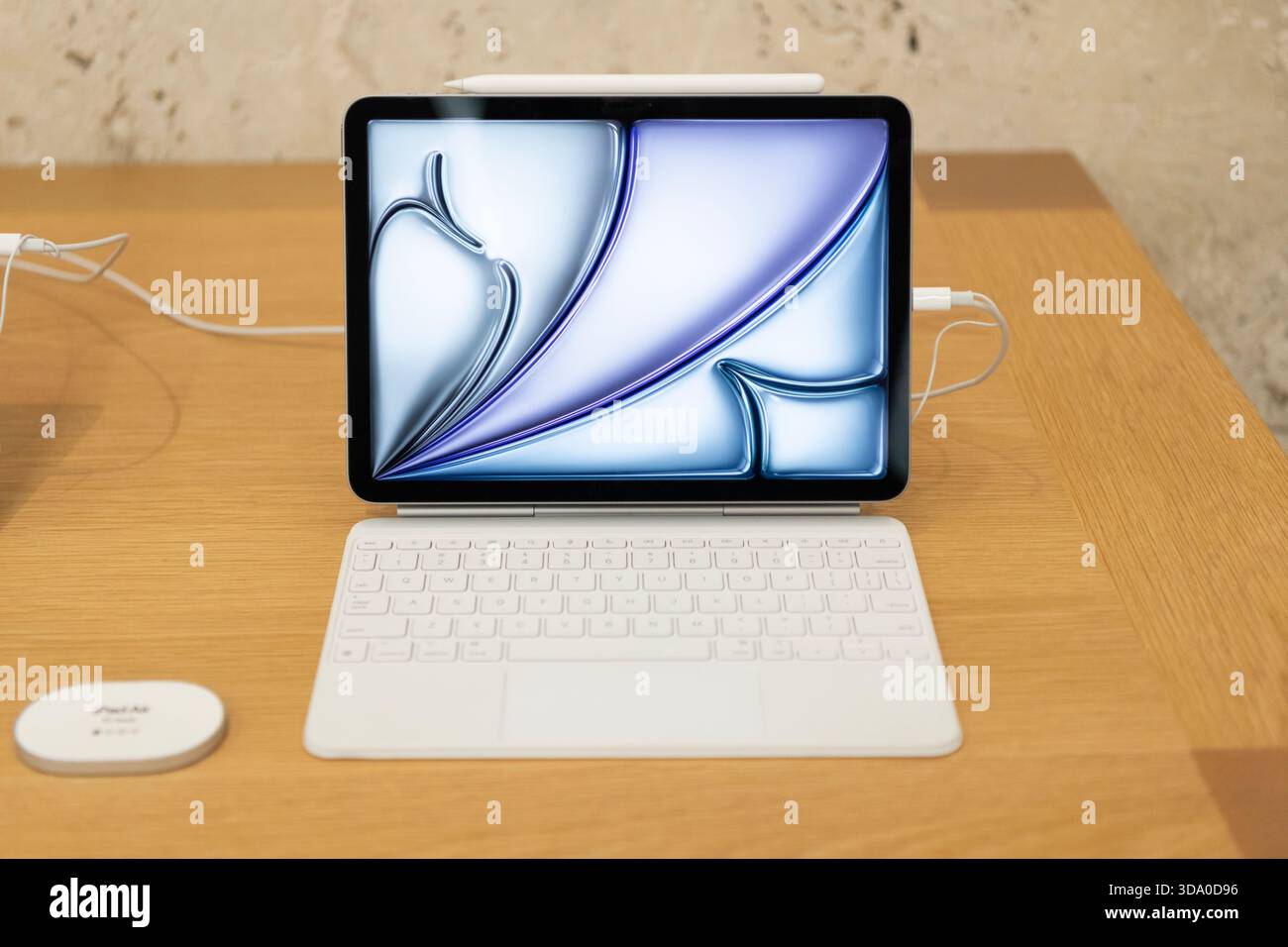 Ipad magic keyboard hi-res stock photography and images - Alamy