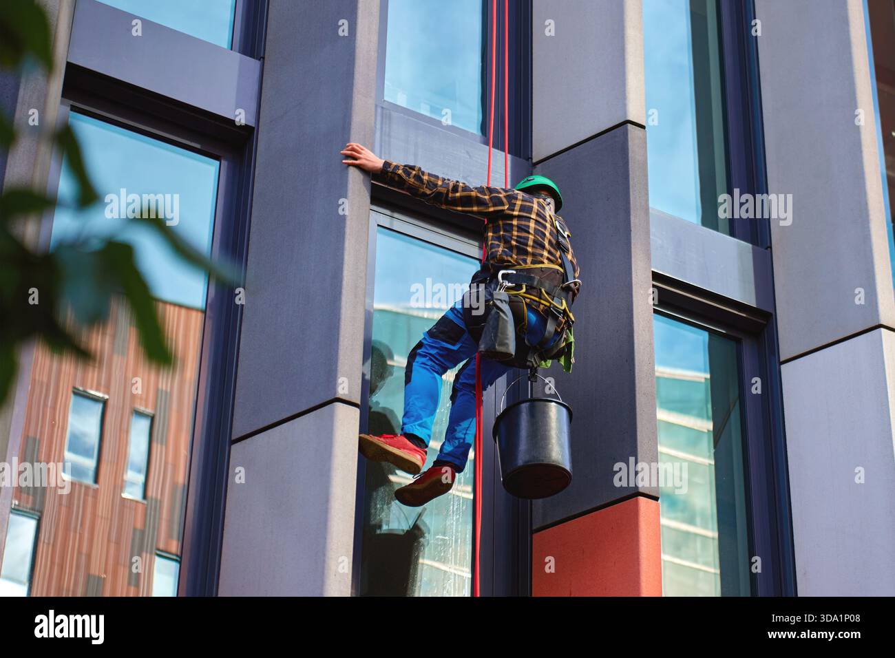 Profi-Fensterputzer an moderner Glasfassade