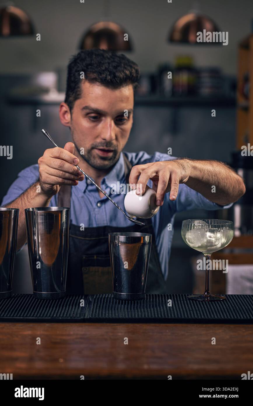 Measuring craft cocktail hi-res stock photography and images - Alamy