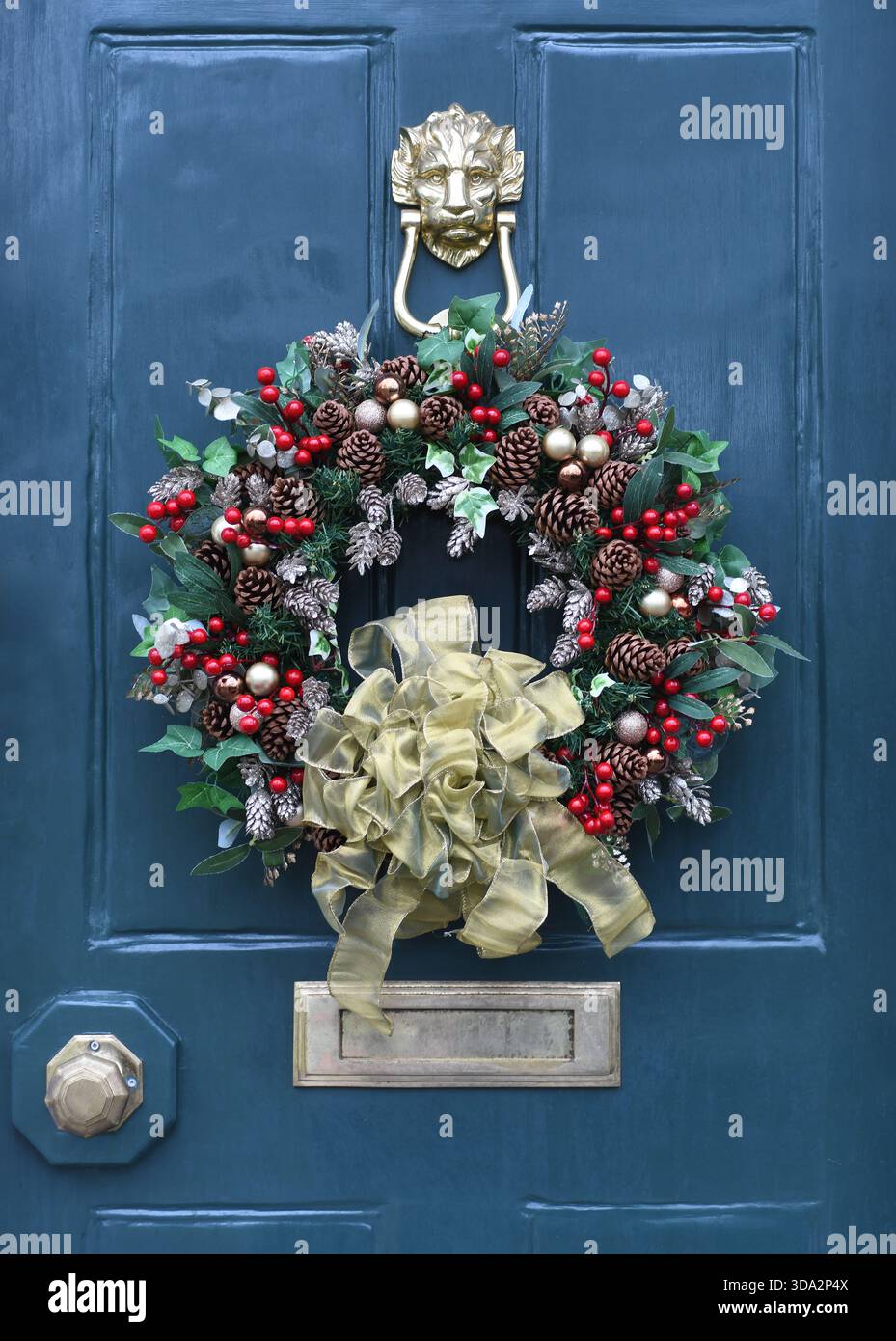 Large christmas wreath hi-res stock photography and images - Alamy