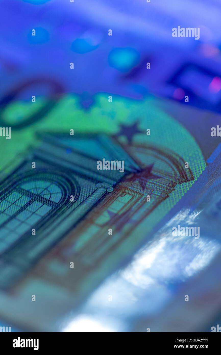Banknote security features hi-res stock photography and images - Alamy