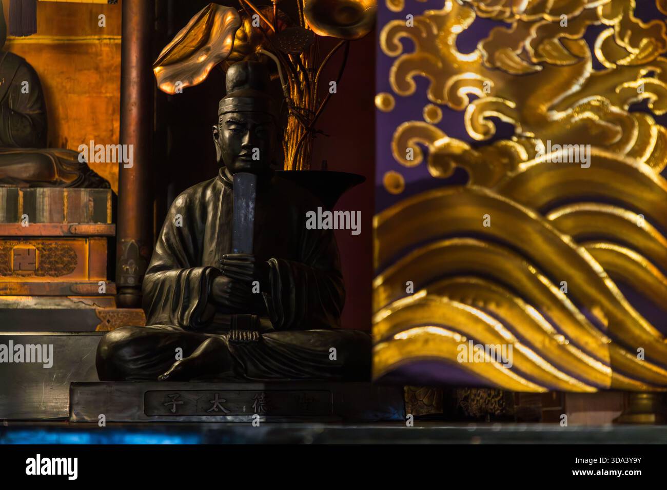 Robes pose side hi-res stock photography and images - Alamy