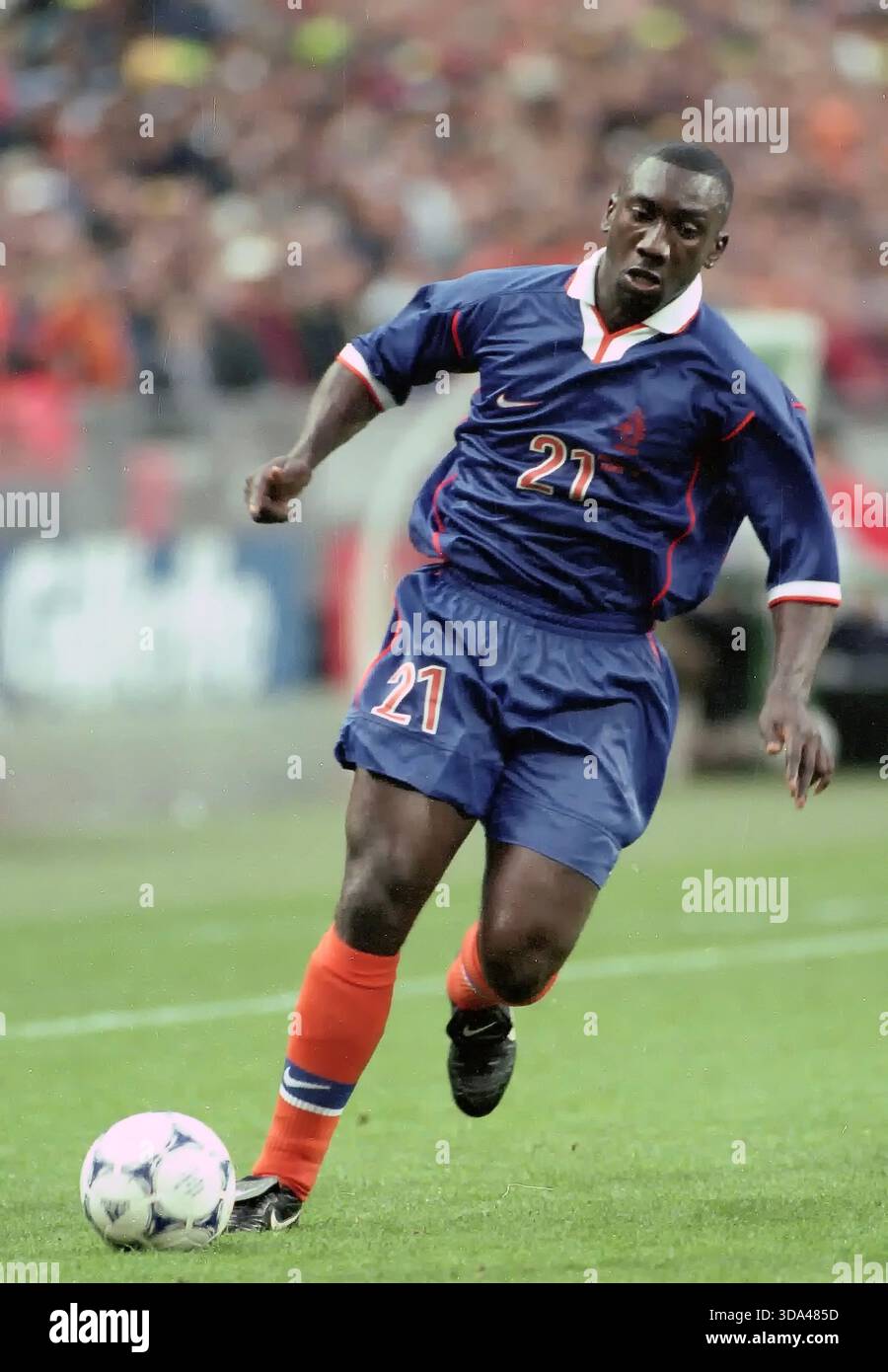 Jimmy Floyd HASSELBAINK (21) in action against Eric DEFLANDRE (22