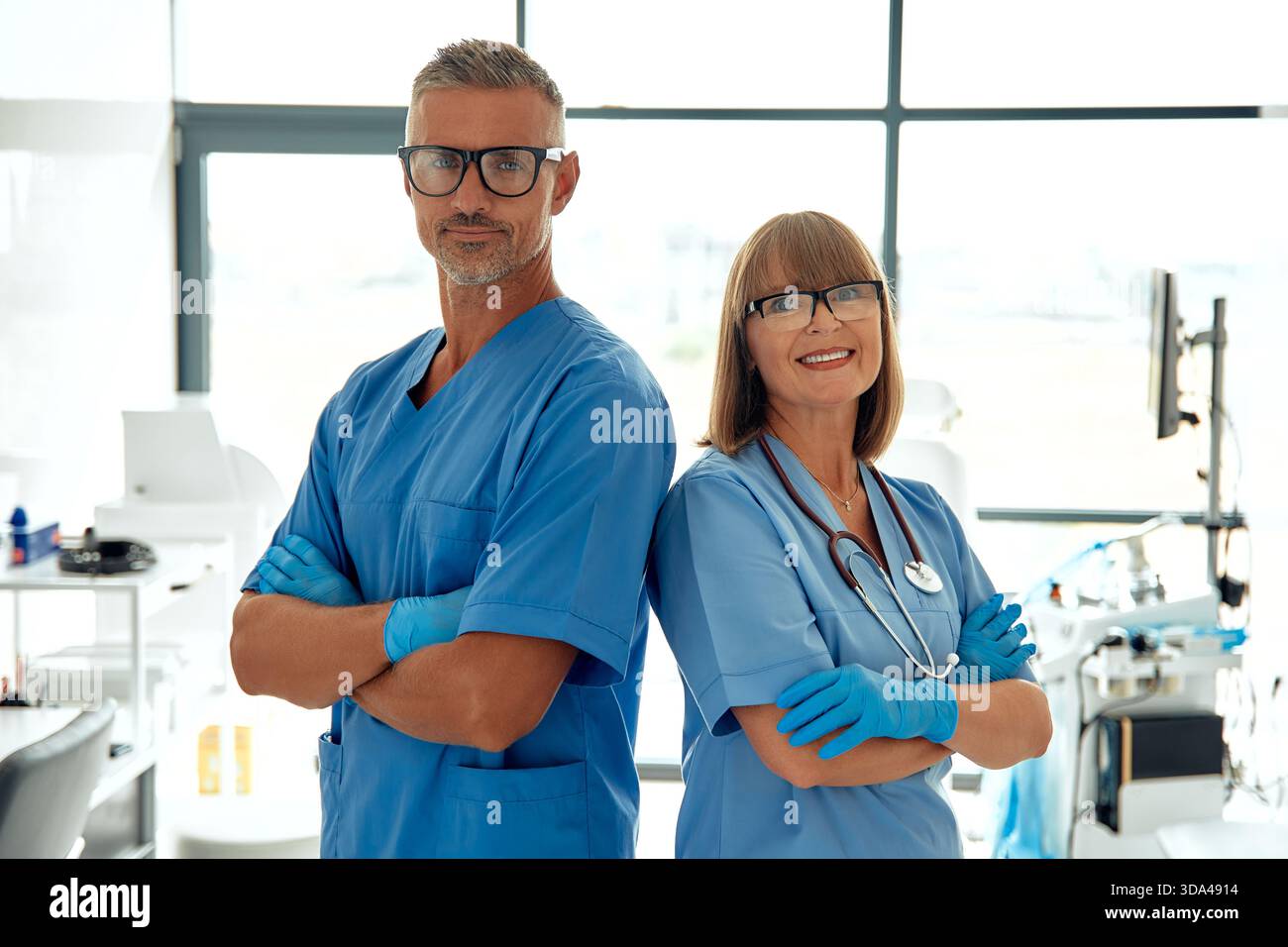 Medical professionals in blue hi-res stock photography and images - Alamy