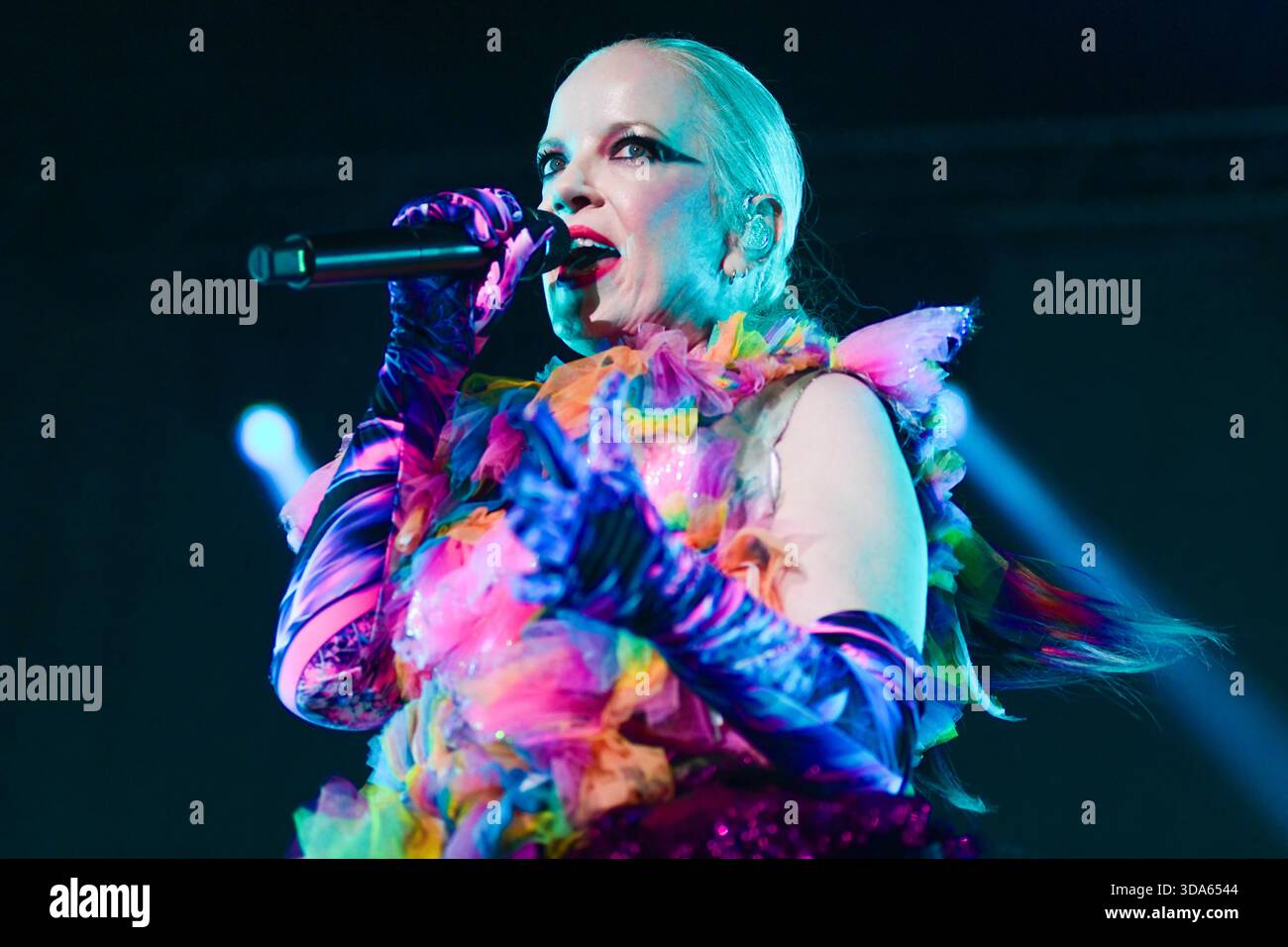 Garbage (Shirley Manson, lead vocalist) playing live in Obras Stadium ...