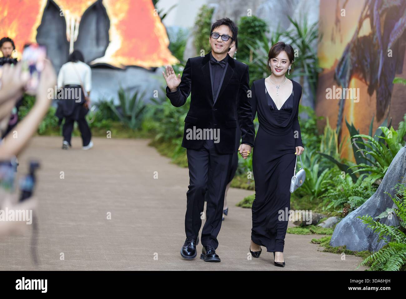 Chinese actor Deng Chao and his actress wife Sun Li are pictured on the red  carpet during the opening ceremony of the 14th Shanghai International Film  Stock Photo - Alamy
