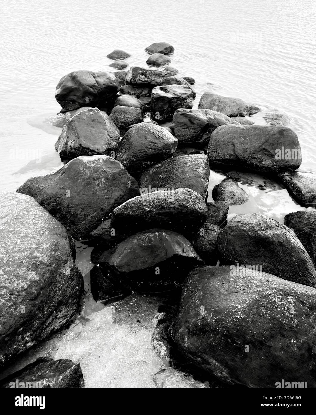 Stein-Mole in der Lübecker Bucht am Strand von Haffkrug. A stone jetty juts out into the Baltic Sea. - Smartphone Captured Stock Image
