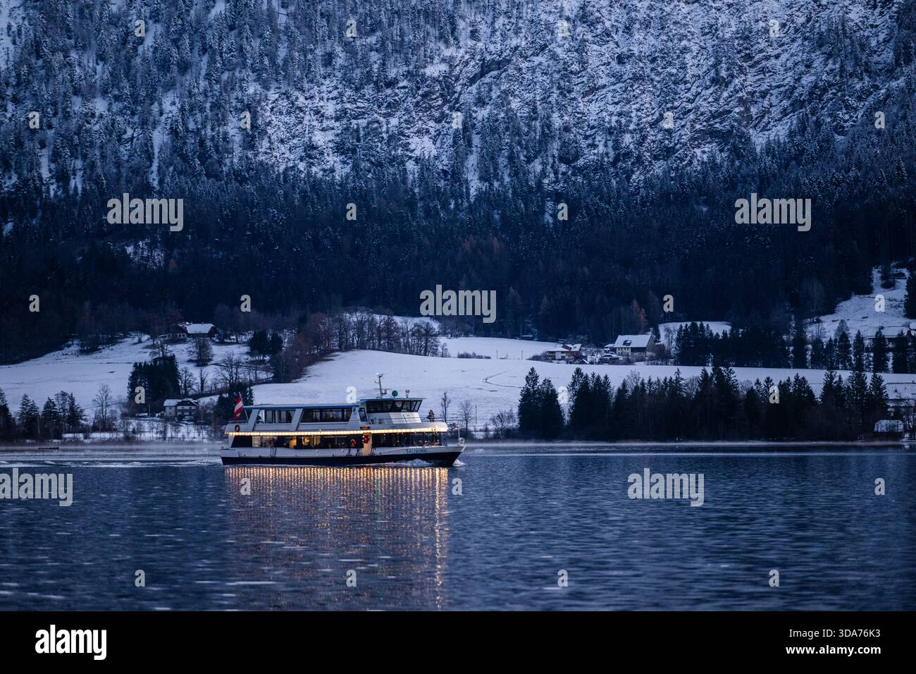die-festlich-beleuchteten-schiffe-der-wolfgangsee-schifffahrt-zur