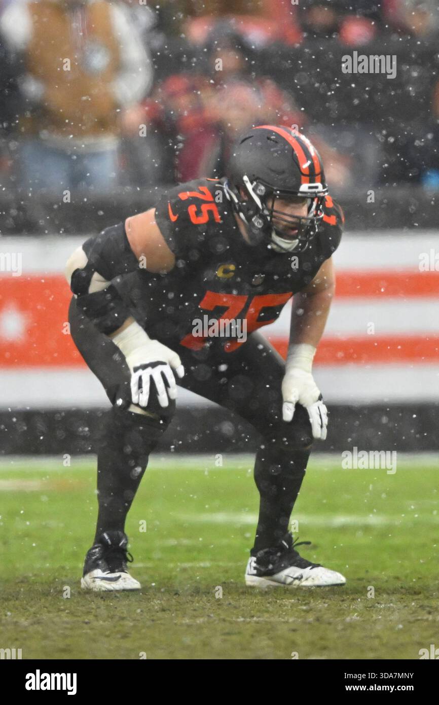 Cleveland Browns guard Joel Bitonio (75) blocks during an NFL football ...