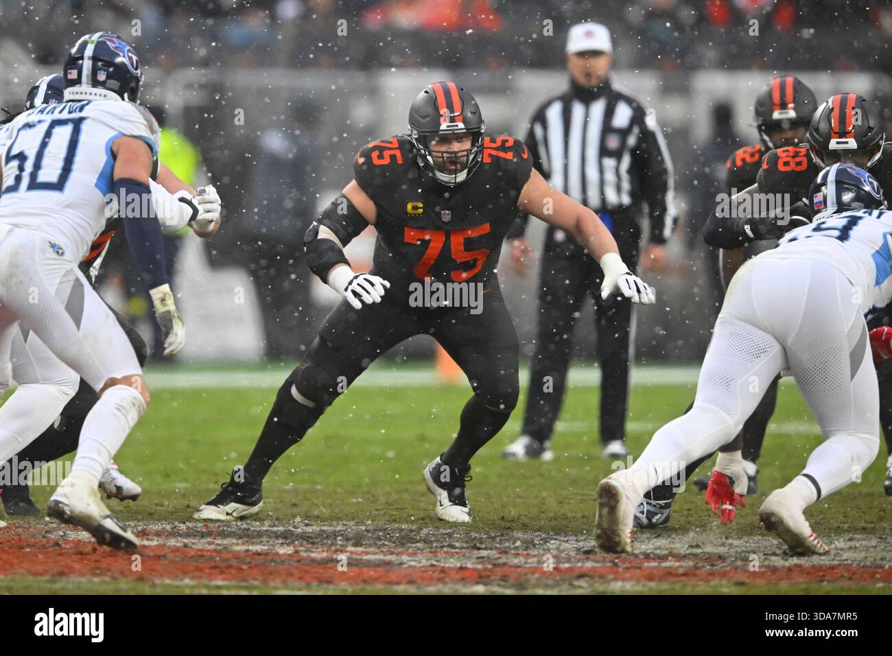 Cleveland Browns guard Joel Bitonio (75) blocks during an NFL football ...
