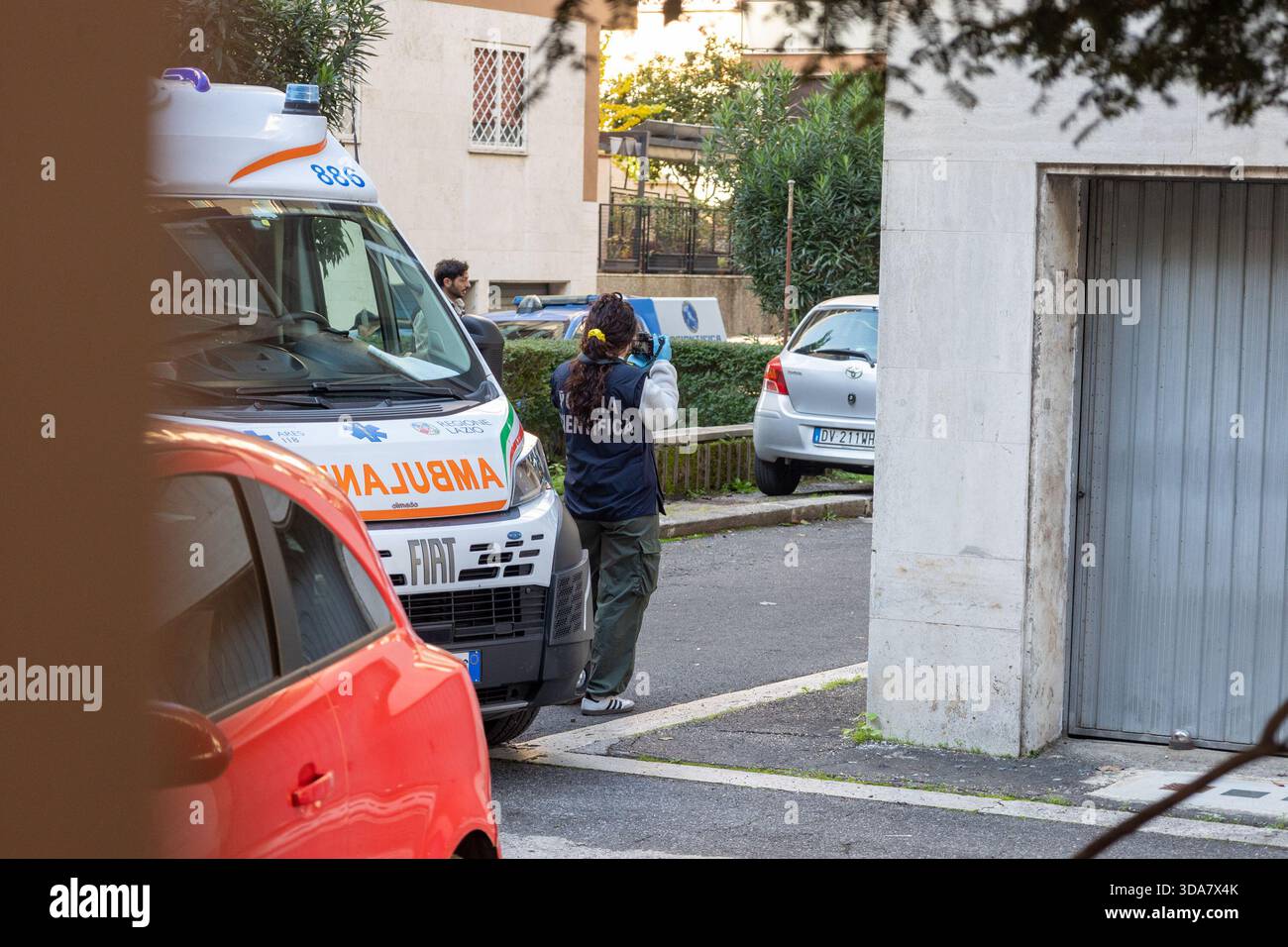 Roma, ragazza di circa 15 anni cade da balcone in via di val padana 65 ...