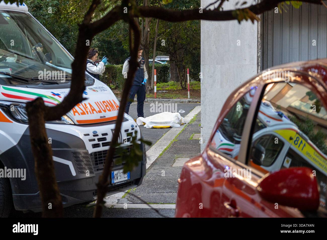 Roma, ragazza di circa 15 anni cade da balcone in via di val padana 65 ...