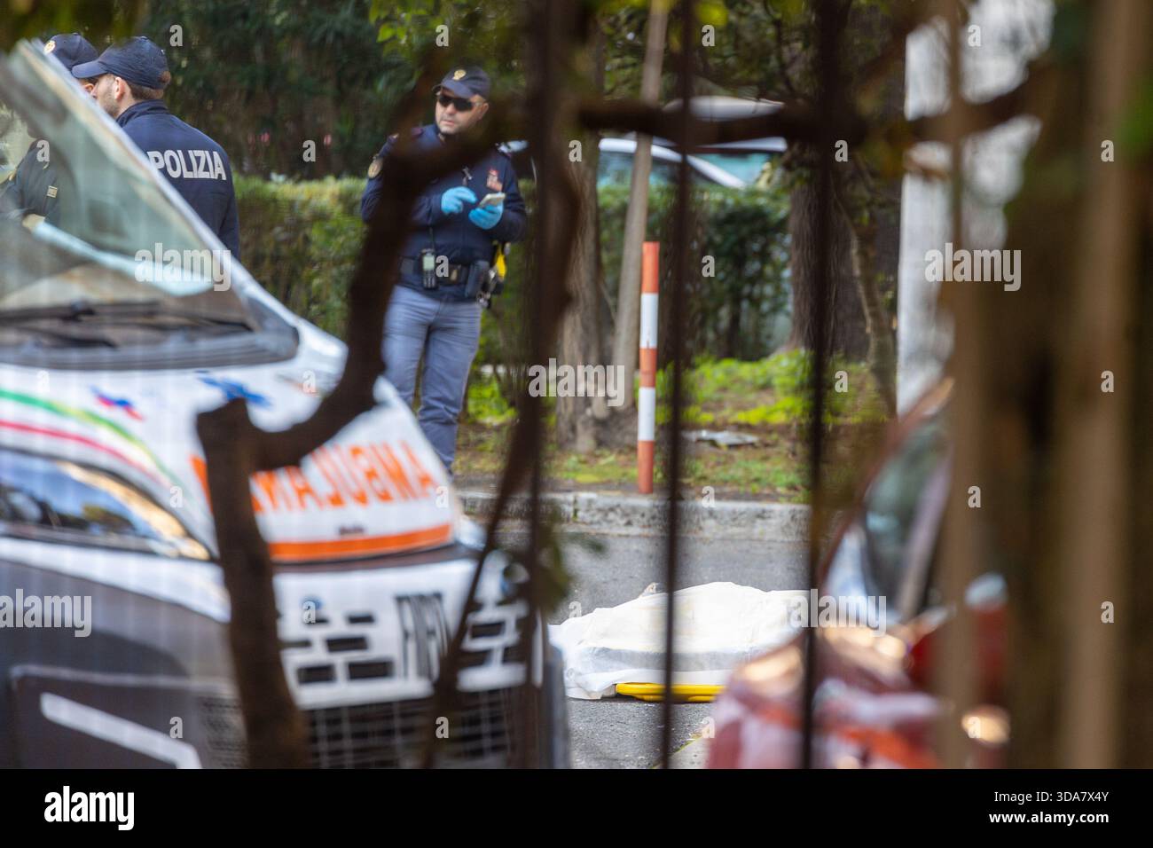 Roma, ragazza di circa 15 anni cade da balcone in via di val padana 65 ...