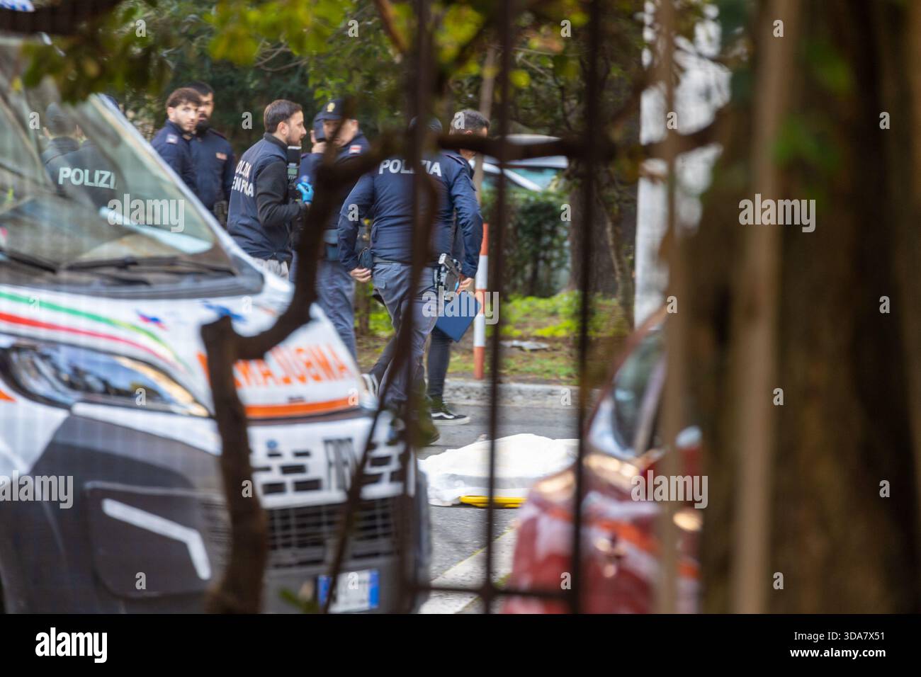 Roma, ragazza di circa 15 anni cade da balcone in via di val padana 65 ...