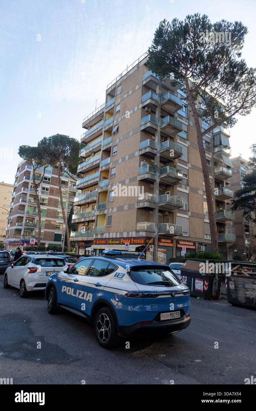 Roma, ragazza di circa 15 anni cade da balcone in via di val padana 65 ...