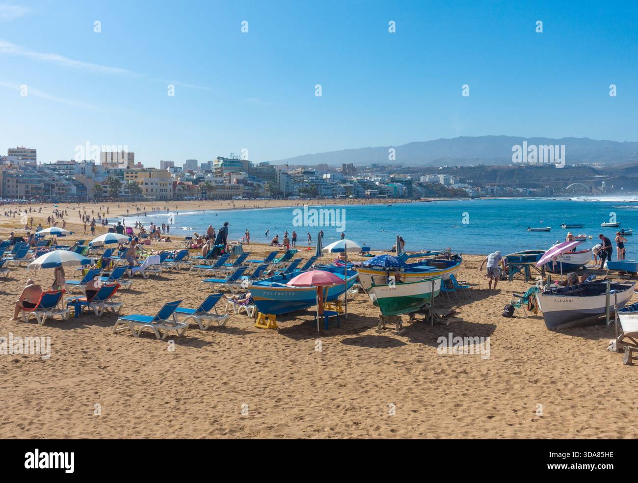 Las Palmas, Gran Canaria, Canary Islands, Spain. 9th December, 2025. Tourists, many British, bask in glorious sunshine on the city beach in Las Palmas on Gran Canaria. Credit: Alan Dawson/Alamy Live News Stock Photo