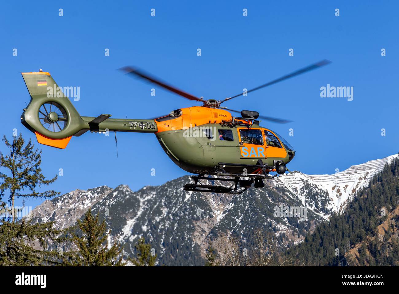 sar-hubschrauber-in-den-alpen-ein-sar-search-and-rescue-hubschrauber