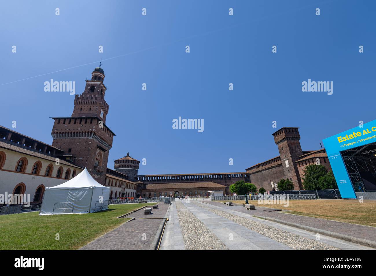 Tower medieval castle stands hi-res stock photography and images - Alamy