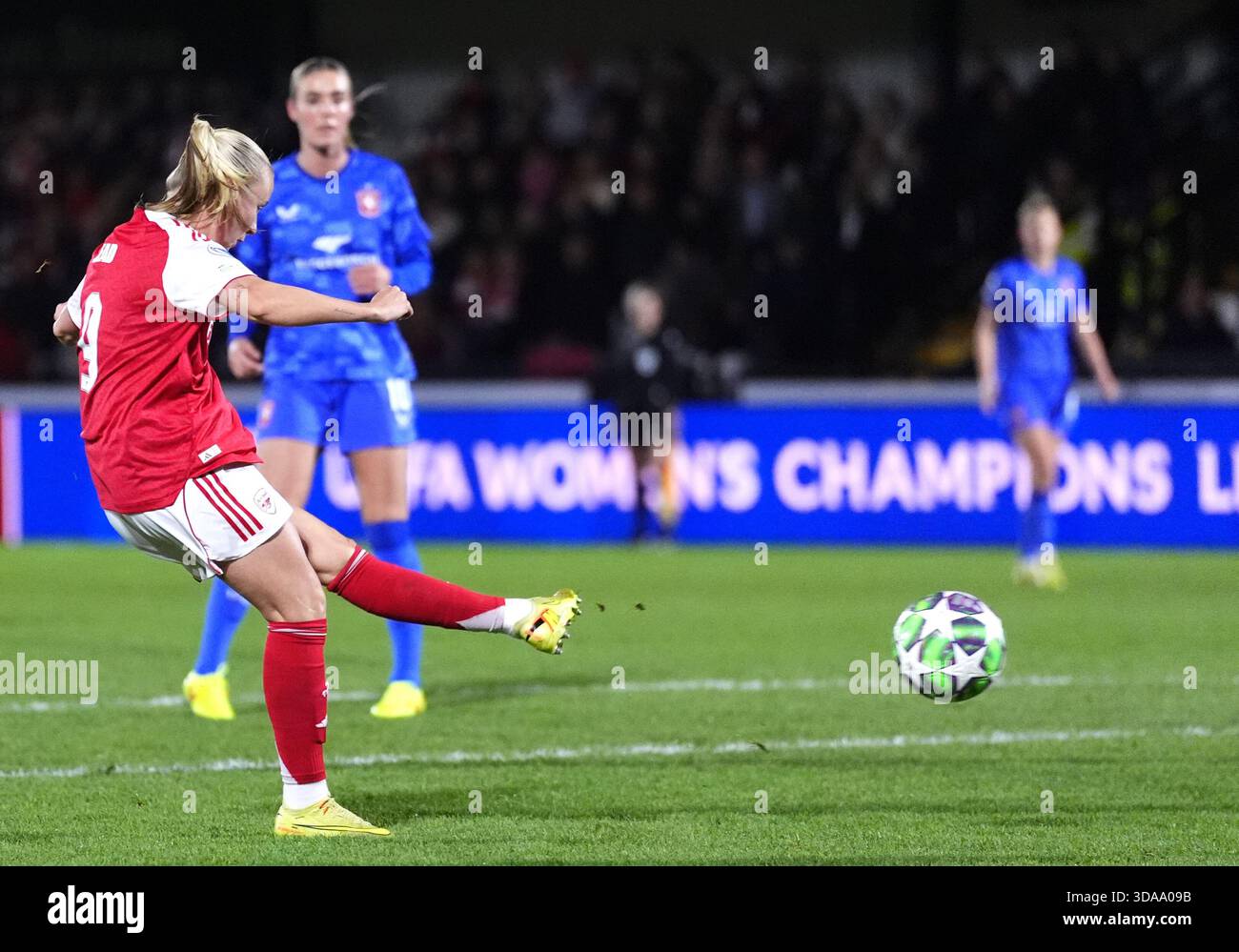 arsenal-s-beth-mead-scores-their-side-s-first-goal-of-the-game-during