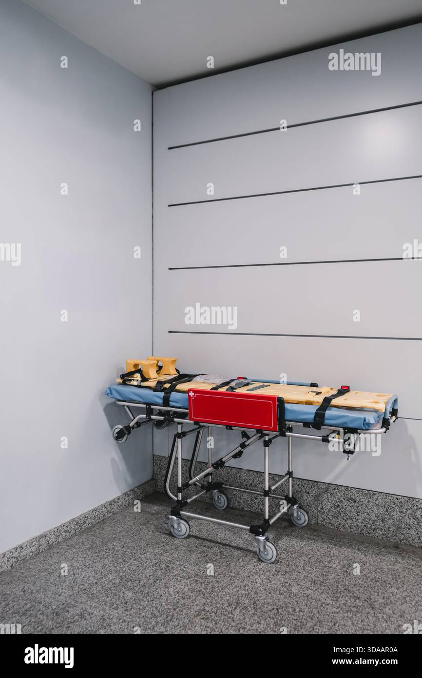 Emergency stretcher patient strap hi-res stock photography and images ...