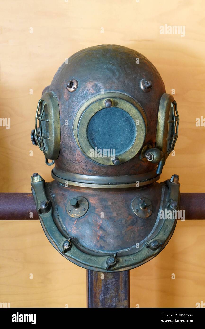 Copper diving helmet hi-res stock photography and images - Alamy