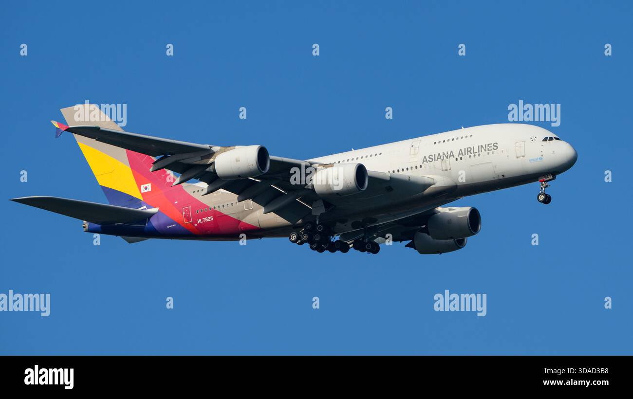 Asiana airlines a380 800 hi-res stock photography and images - Alamy