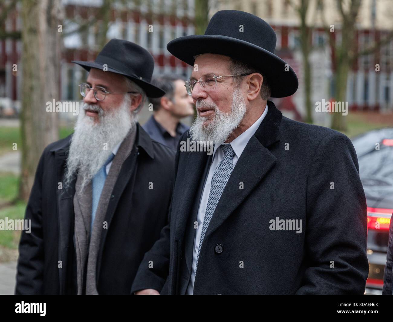 10 December 2025, Hamburg: Israel's Chief Rabbi Kalman Ber (r) visits ...