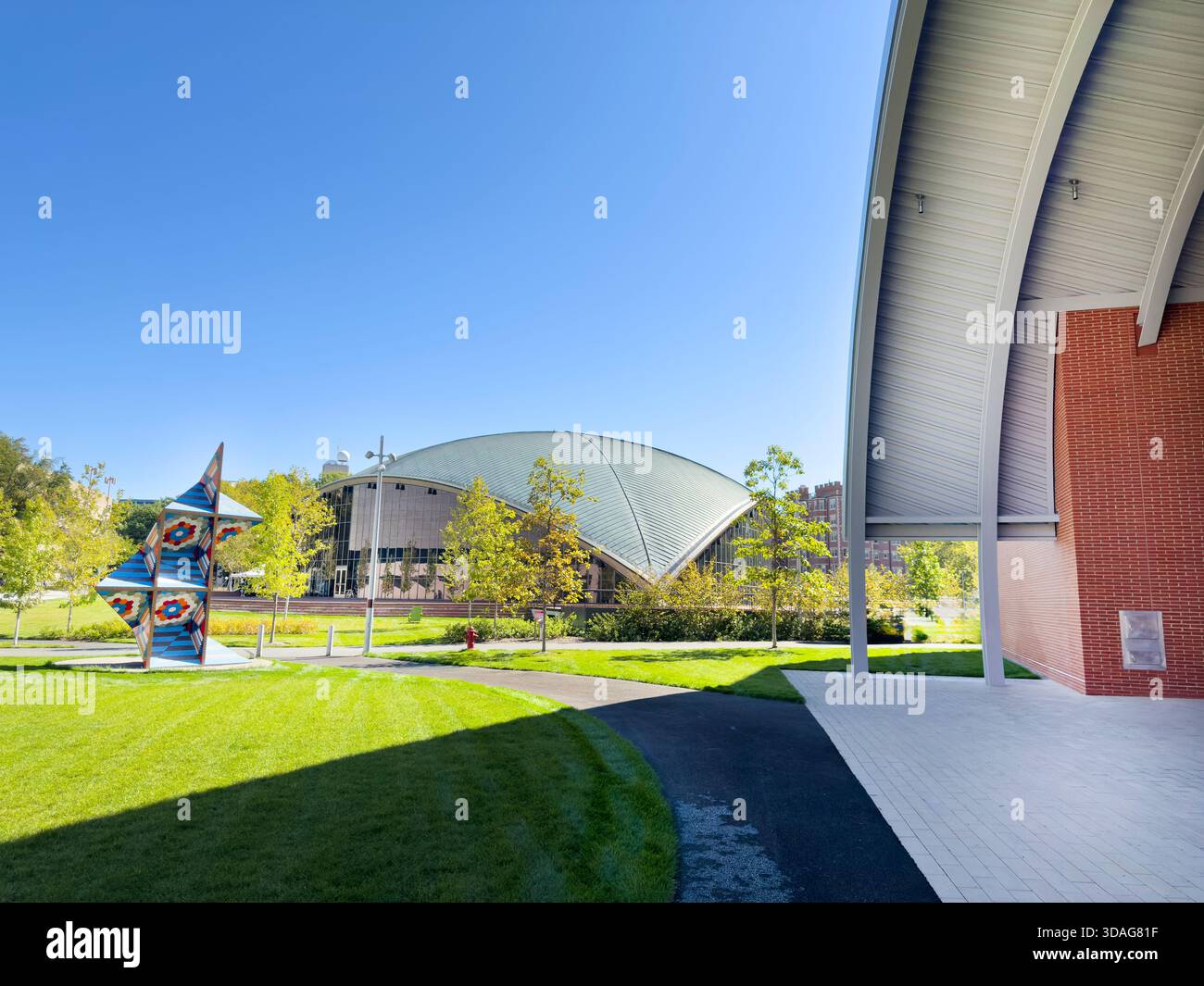 Assachu Edward and Joyce Linde Music Building (partial foreground), Kresge ...