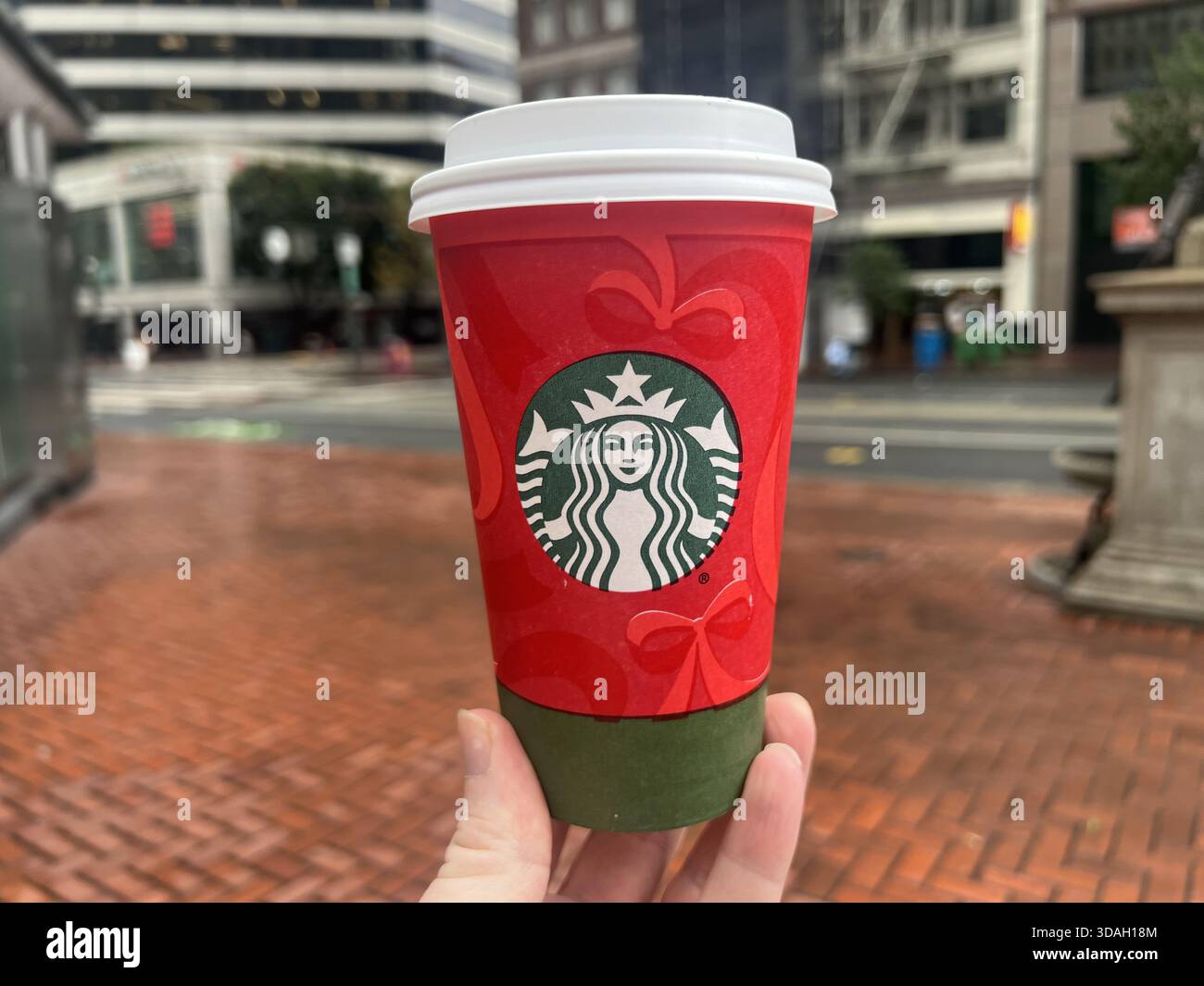 Starbucks cup and hand hi-res stock photography and images - Alamy