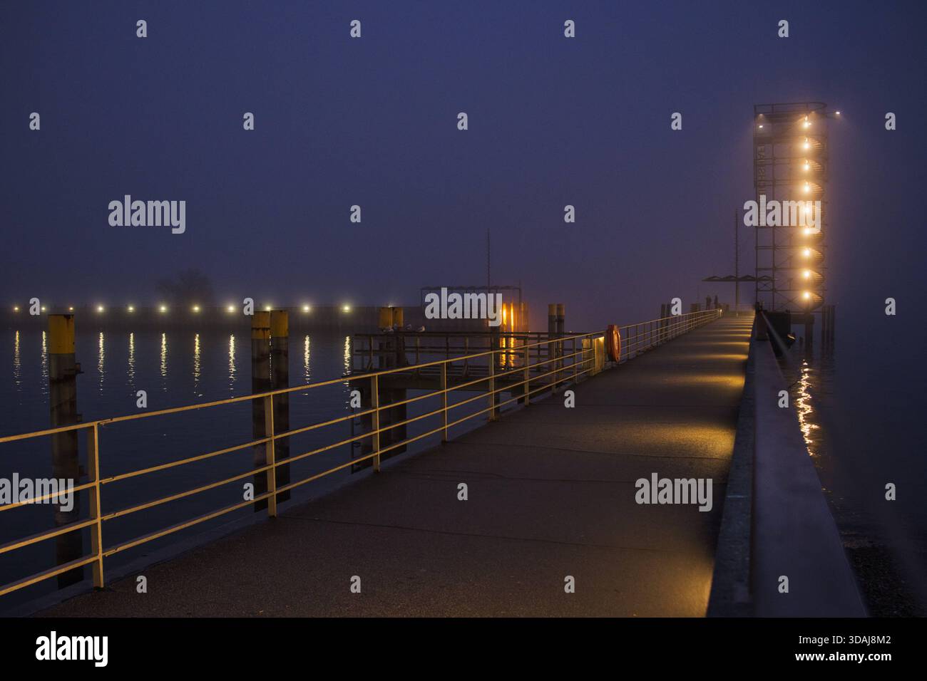 Friedrichshafen, Nebel an der Hafenmole mit Hafenturm *** Friedrichshafen, fog at the harbor pier with harbor tower Stock Photo