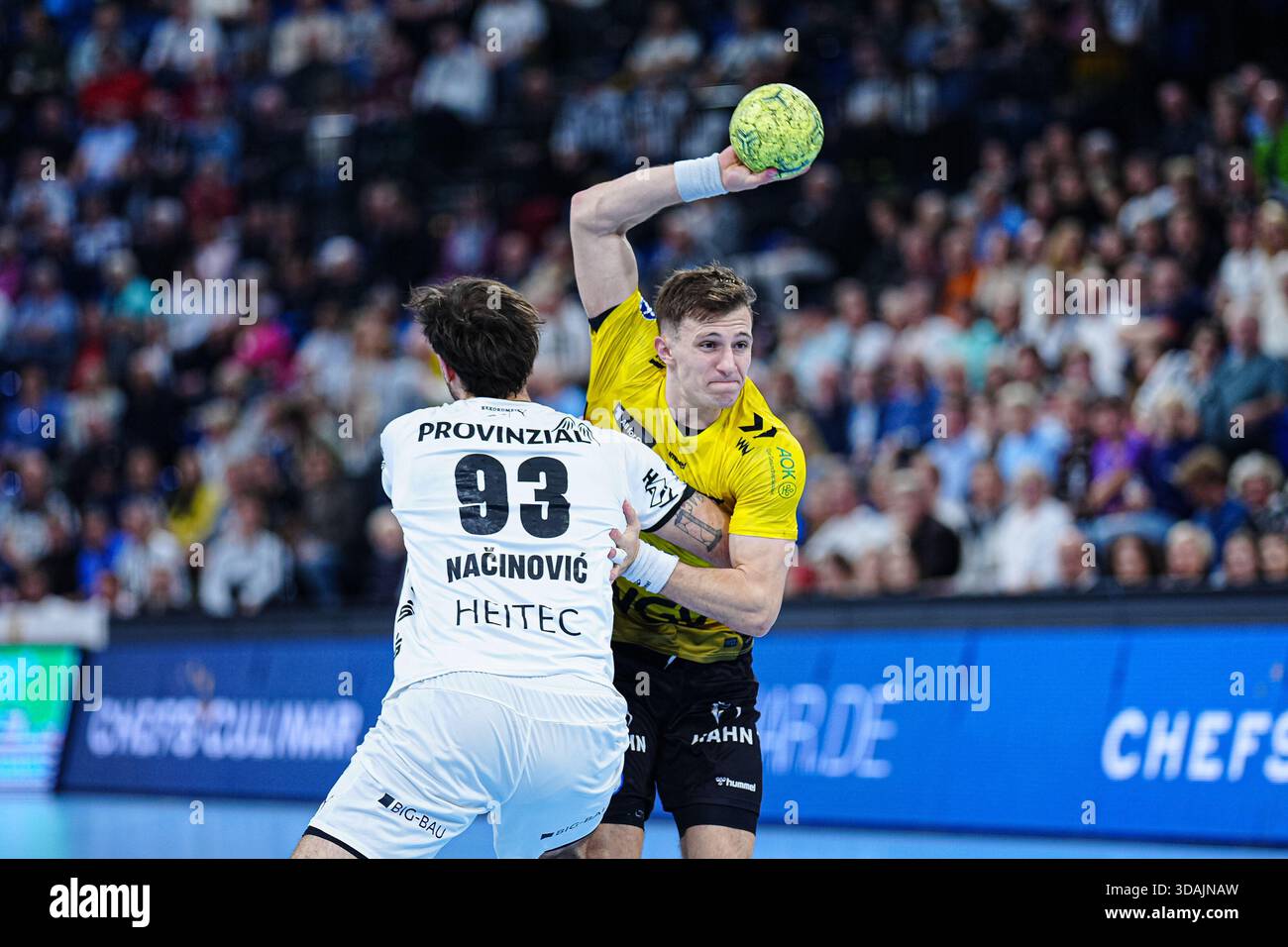 Veron Nacinovic (THW Kiel, #93), Simone Mengon (TVB Stuttgart, #15) GER ...