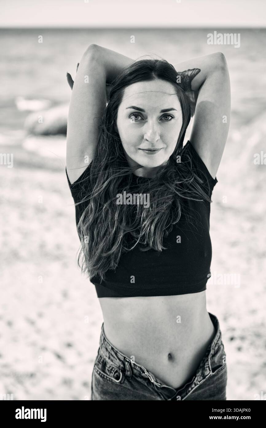 Woman exposed midriff arms hi-res stock photography and images - Alamy