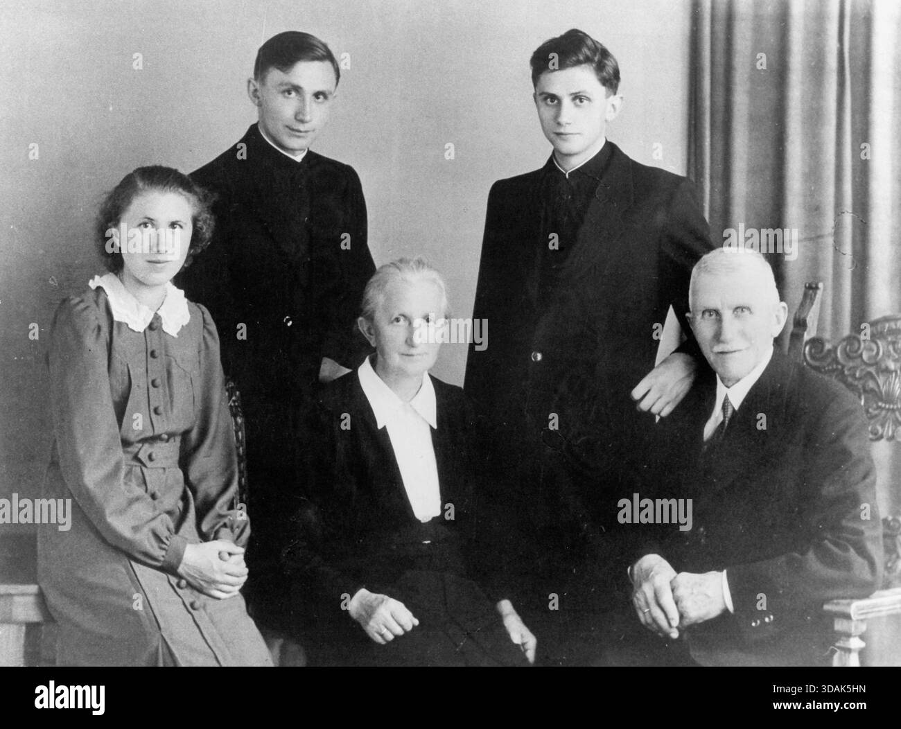 Family picture of the Ratzinger family: from left: Maria, Georg, mother ...