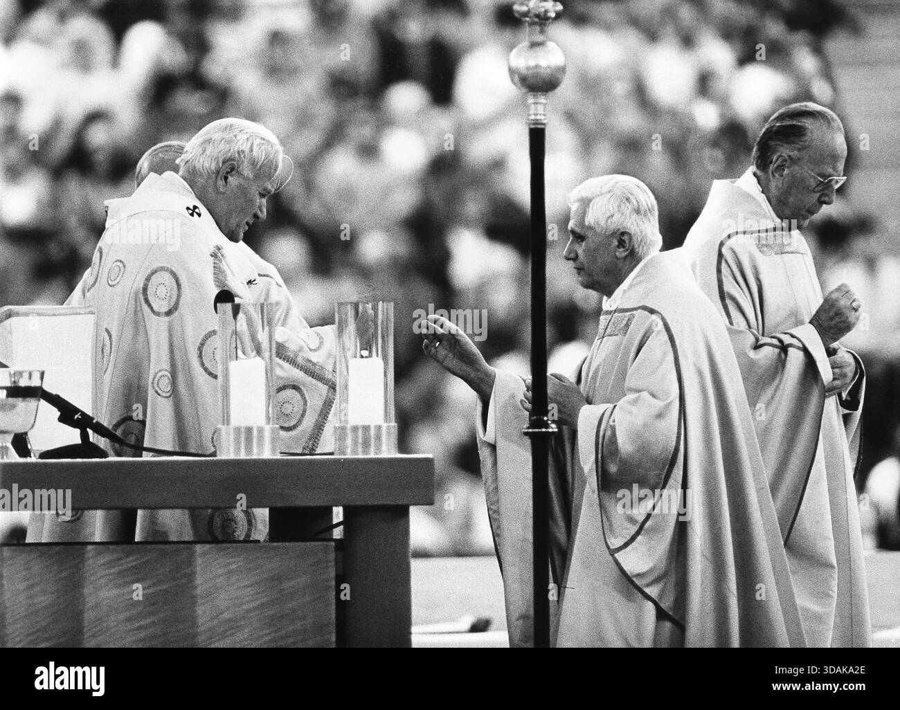 Date of photograph: 03.05.1987 Cardinal Joseph Ratzinger (right ...