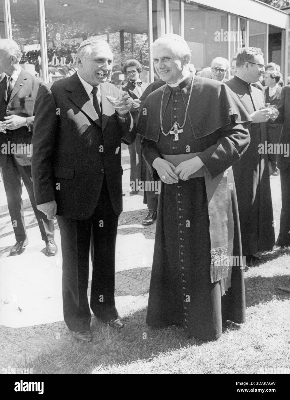Date of photograph: 28.05.1977 Georg Ratzinger with his brother Joseph ...