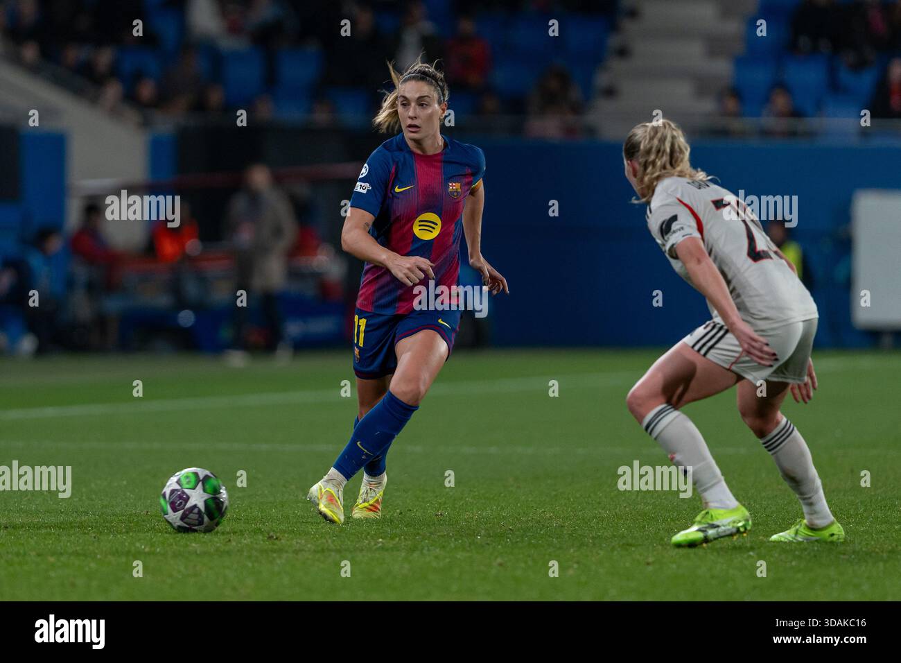 alexia-putellas-11-fc-barcelona-passing-the-ball-during-the-uefa