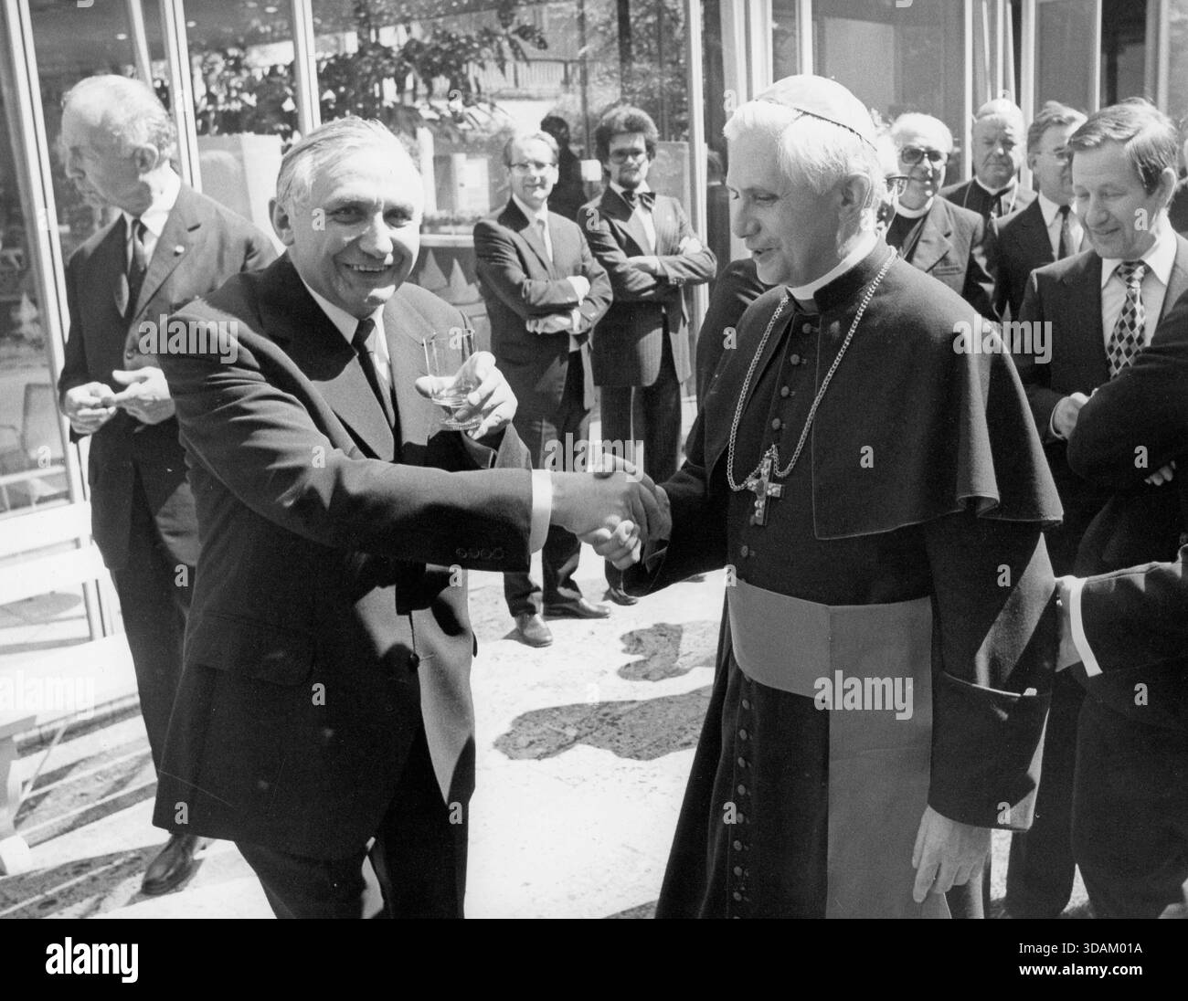 Date of photograph: 28.05.1977 Georg Ratzinger (left) with his brother ...