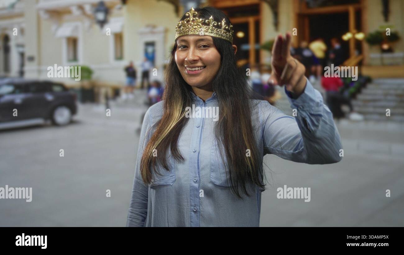 Wearing gold crowns hi-res stock photography and images - Alamy