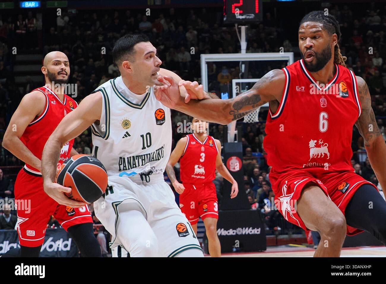 Kostas Sloukas (Panathinaikos AKTOR Athens) & Devin Booker (EA7 Emporio