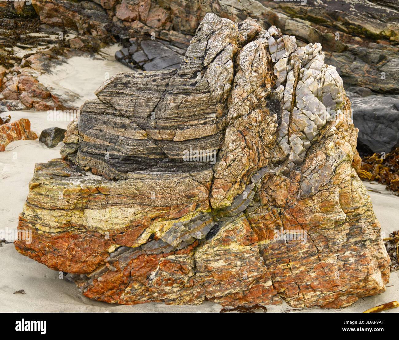 Lewisian Rocks Lewisian gneiss boulder hi-res stock photography and images - Alamy