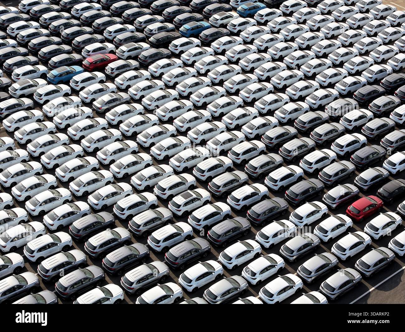 Aerial photo shows export-bound vehicles await loading at Lianyungang ...