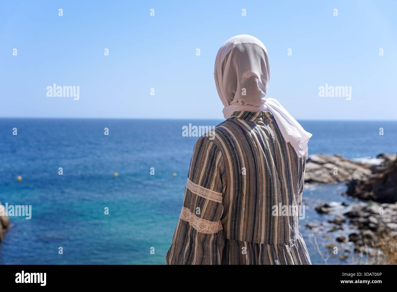 Woman veil muslim rear view hi-res stock photography and images - Alamy